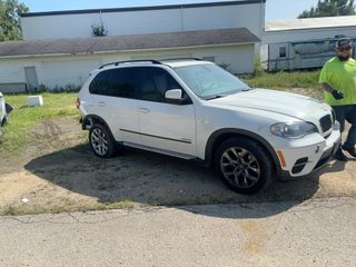 2012 BMW X5 - Exterior Front Right Corner Image
